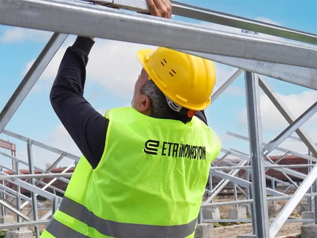 Arazi GES Projelerinde Doğru Solar Konstrüksiyon ve Sıcak Daldırma Galvaniz Seçimi
